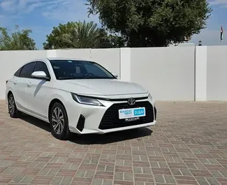 Vista frontale di un noleggio Toyota Yaris Ativ a Dubai, Emirati Arabi Uniti ✓ Auto #13696. ✓ Cambio Automatico TM ✓ 0 recensioni.