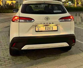 Noleggio Toyota Corolla Cross. Auto Economica, Comfort, Crossover per il noleggio negli Emirati Arabi Uniti ✓ Cauzione di Deposito di 500 AED ✓ Opzioni assicurative RCT.