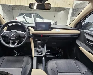 Vista frontale di un noleggio Toyota Yaris Ativ a Dubai, Emirati Arabi Uniti ✓ Auto #13947. ✓ Cambio Automatico TM ✓ 0 recensioni.