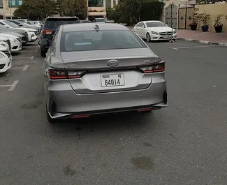 Vista frontale di un noleggio Toyota Yaris Ativ a Dubai, Emirati Arabi Uniti ✓ Auto #13945. ✓ Cambio Automatico TM ✓ 0 recensioni.
