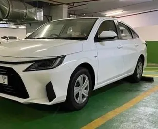 Vista frontale di un noleggio Toyota Yaris Ativ a Dubai, Emirati Arabi Uniti ✓ Auto #13946. ✓ Cambio Automatico TM ✓ 0 recensioni.