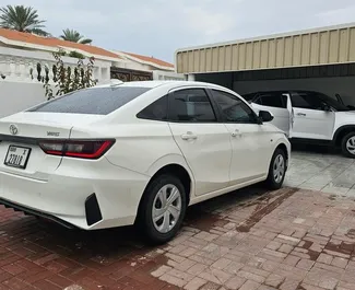 Noleggio Toyota Yaris Ativ. Auto Economica, Comfort per il noleggio negli Emirati Arabi Uniti ✓ Cauzione di Deposito di 500 AED ✓ Opzioni assicurative RCT.