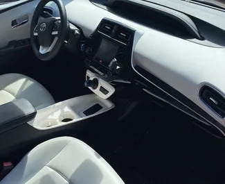 Noleggio Toyota Prius. Auto Economica, Comfort per il noleggio in Georgia ✓ Cauzione di Deposito di 270 GEL ✓ Opzioni assicurative RCT, CDW, Passeggeri.