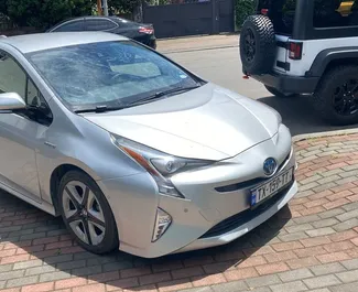 Vista frontale di un noleggio Toyota Prius a Batumi, Georgia ✓ Auto #14102. ✓ Cambio Automatico TM ✓ 0 recensioni.