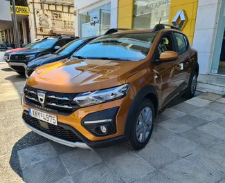 Vista frontale di un noleggio Dacia Sandero a Chania, Grecia ✓ Auto #9547. ✓ Cambio Automatico TM ✓ 0 recensioni.