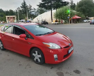 Vista frontale di un noleggio Toyota Prius a Kutaisi, Georgia ✓ Auto #14395. ✓ Cambio Automatico TM ✓ 0 recensioni.