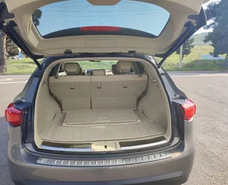 Interni di Infiniti QX70 in affitto in Georgia. Un'ottima auto da 5 posti con cambio Automatico.