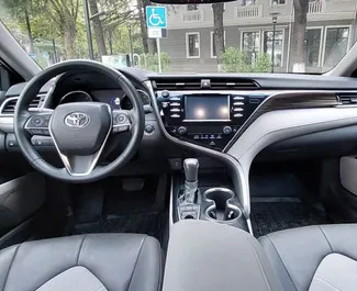 Interni di Toyota Camry in affitto in Georgia. Un'ottima auto da 5 posti con cambio Automatico.