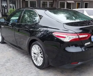Toyota Camry 2019 disponibile per il noleggio a Kutaisi, con limite di chilometraggio di illimitato.