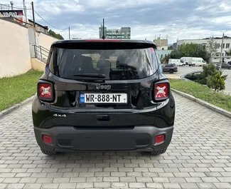 Interni di Jeep Renegade in affitto in Georgia. Un'ottima auto da 5 posti con cambio Automatico.