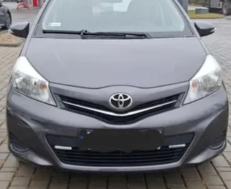Vista frontale di un noleggio Toyota Yaris a Tirana, Albania ✓ Auto #14302. ✓ Cambio Manuale TM ✓ 0 recensioni.