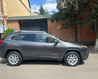Vista frontale di un noleggio Jeep Cherokee a Tbilisi, Georgia ✓ Auto #14414. ✓ Cambio Automatico TM ✓ 0 recensioni.