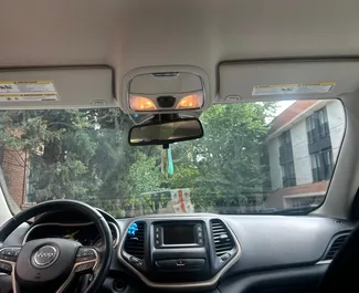 Noleggio auto Jeep Cherokee 2016 in Georgia, con carburante Benzina e 184 cavalli di potenza ➤ A partire da 129 GEL al giorno.