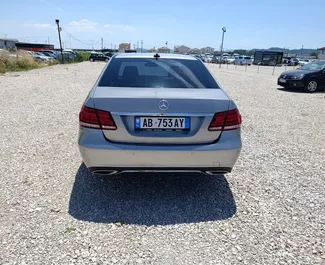 Noleggio Mercedes-Benz E220. Auto Premium per il noleggio in Albania ✓ Cauzione di Deposito di 200 EUR ✓ Opzioni assicurative RCT, CDW, FDW, All'estero.