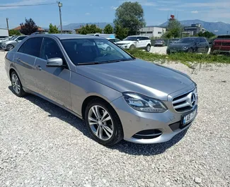 Vista frontale di un noleggio Mercedes-Benz E220 a Tirana, Albania ✓ Auto #13170. ✓ Cambio Automatico TM ✓ 0 recensioni.