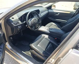Mercedes-Benz E220 2016 disponibile per il noleggio a Tirana, con limite di chilometraggio di illimitato.
