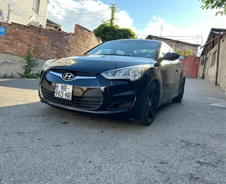 Hyundai Veloster 2015 disponibile per il noleggio a Tbilisi, con limite di chilometraggio di illimitato.