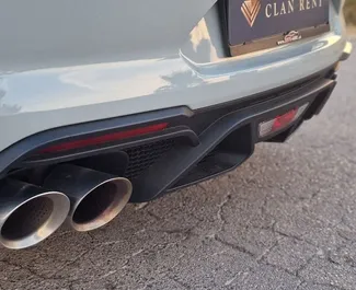 Ford Mustang Coupe 2023 disponibile per il noleggio ad Alicante, con limite di chilometraggio di 200 km/giorno.