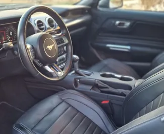 Interni di Ford Mustang Coupe in affitto in Spagna. Un'ottima auto da 4 posti con cambio Automatico.