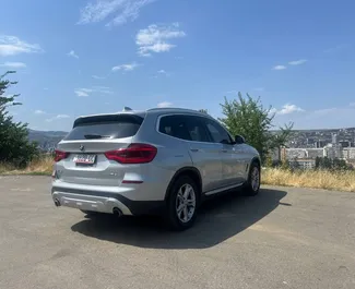 Interni di BMW X3 in affitto in Georgia. Un'ottima auto da 5 posti con cambio Automatico.