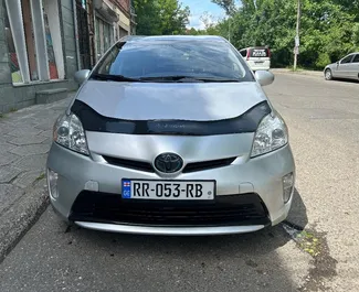 Vista frontale di un noleggio Toyota Prius a Kutaisi, Georgia ✓ Auto #14394. ✓ Cambio Automatico TM ✓ 0 recensioni.