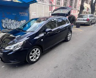 Interni di Opel Corsa in affitto in Bulgaria. Un'ottima auto da 5 posti con cambio Manuale.