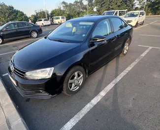 Vista frontale di un noleggio Volkswagen Jetta a Burgas, Bulgaria ✓ Auto #1664. ✓ Cambio Manuale TM ✓ 2 recensioni.