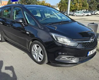 Opel Zafira 2018 disponibile per il noleggio a Burgas, con limite di chilometraggio di 200 km/giorno.