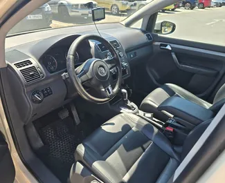 Volkswagen Touran 2015 disponibile per il noleggio a Burgas, con limite di chilometraggio di 200 km/giorno.