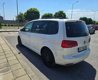 Vista frontale di un noleggio Volkswagen Touran a Burgas, Bulgaria ✓ Auto #1662. ✓ Cambio Automatico TM ✓ 3 recensioni.