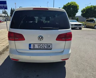Noleggio Volkswagen Touran. Auto Comfort, Monovolume per il noleggio in Bulgaria ✓ Cauzione di Deposito di 100 EUR ✓ Opzioni assicurative RCT, CDW, SCDW, FDW, Furto, All'estero, Giovane, Senza deposito.