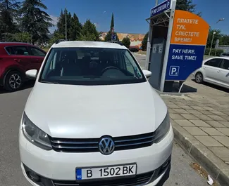 Interni di Volkswagen Touran in affitto in Bulgaria. Un'ottima auto da 7 posti con cambio Automatico.