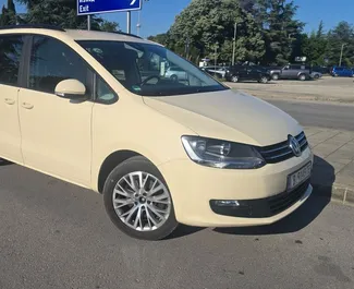 Interni di Volkswagen Sharan in affitto in Bulgaria. Un'ottima auto da 7 posti con cambio Automatico.
