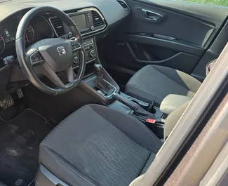 Vista frontale di un noleggio SEAT Leon ST a Burgas, Bulgaria ✓ Auto #1655. ✓ Cambio Automatico TM ✓ 0 recensioni.