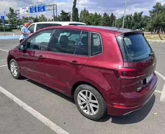 Vista frontale di un noleggio Volkswagen Golf Sportsvan a Burgas, Bulgaria ✓ Auto #14577. ✓ Cambio Automatico TM ✓ 1 recensioni.