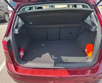 Volkswagen Golf Sportsvan 2021 disponibile per il noleggio a Burgas, con limite di chilometraggio di 200 km/giorno.