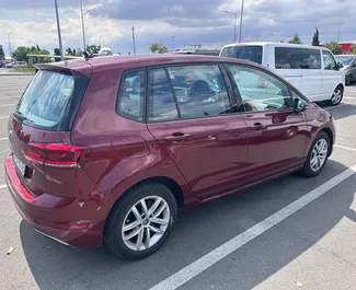 Interni di Volkswagen Golf Sportsvan in affitto in Bulgaria. Un'ottima auto da 5 posti con cambio Automatico.