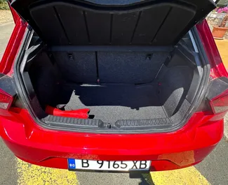 Interni di SEAT Ibiza in affitto in Bulgaria. Un'ottima auto da 5 posti con cambio Automatico.