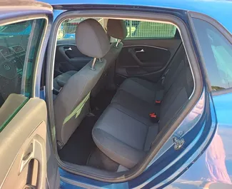 Interni di Volkswagen Polo in affitto in Bulgaria. Un'ottima auto da 5 posti con cambio Automatico.