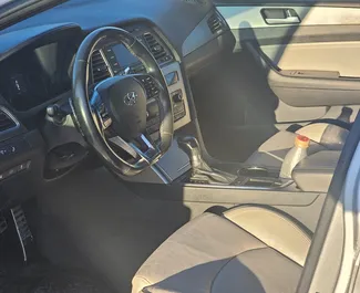 Hyundai Sonata 2016 con sistema A trazione anteriore, disponibile a Kutaisi.