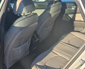 Interni di Hyundai Sonata in affitto in Georgia. Un'ottima auto da 5 posti con cambio Automatico.