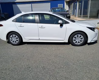 Toyota Corolla Sedan 2024 disponibile per il noleggio a Limassol, con limite di chilometraggio di illimitato.