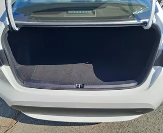 Interni di Toyota Corolla Sedan in affitto a Cipro. Un'ottima auto da 5 posti con cambio Automatico.