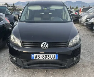Vista frontale di un noleggio Volkswagen Caddy Maxi all'aeroporto di Tirana, Albania ✓ Auto #14456. ✓ Cambio Automatico TM ✓ 0 recensioni.