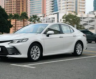 Vista frontale di un noleggio Toyota Camry a Dubai, Emirati Arabi Uniti ✓ Auto #14500. ✓ Cambio Automatico TM ✓ 0 recensioni.