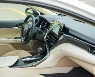 Noleggio Toyota Camry. Auto Comfort, Premium per il noleggio negli Emirati Arabi Uniti ✓ Cauzione di Senza deposito ✓ Opzioni assicurative RCT.
