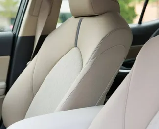 Noleggio auto Toyota Camry 2024 negli Emirati Arabi Uniti, con carburante Benzina e 180 cavalli di potenza ➤ A partire da 114 AED al giorno.