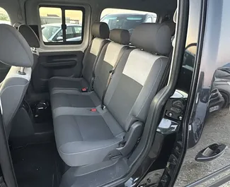 Motore Diesel da 1,6L di Volkswagen Caddy Maxi 2015 per il noleggio all'aeroporto di Tirana.