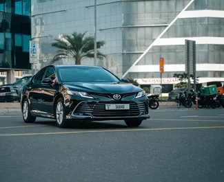 Vista frontale di un noleggio Toyota Camry a Dubai, Emirati Arabi Uniti ✓ Auto #14498. ✓ Cambio Automatico TM ✓ 0 recensioni.