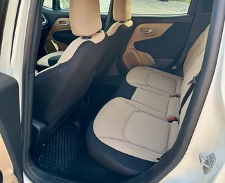 Interni di Jeep Renegade in affitto in Georgia. Un'ottima auto da 5 posti con cambio Automatico.